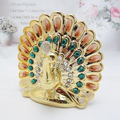 匠心独运，奢华点缀——镀金陶瓷孔雀工艺品花瓶摆件